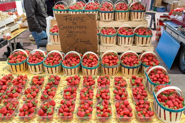 Puesto Con Blancos Con Fresas Provence Primavera Imágenes De Stock Sin Royalties Gratis