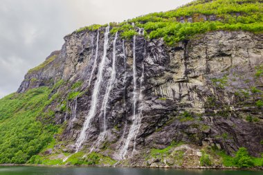 Şelaleler yedi kız kardeş Geirangerfjord, Norveç