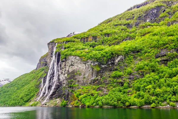 Wodospadów siedem sióstr w Geirangerfjord, Norwegia — Zdjęcie stockowe