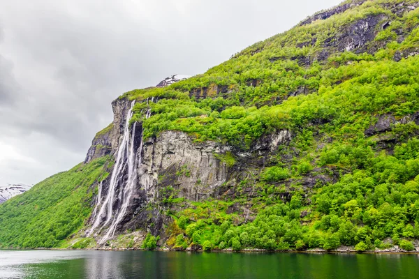 Καταρράκτες επτά αδελφές στο Geirangerfjord, Νορβηγία — Φωτογραφία Αρχείου