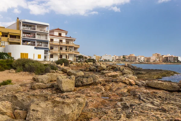 Bela vista dos resorts hoteleiros em Maiorca, Baleares, Espanha — Fotografia de Stock