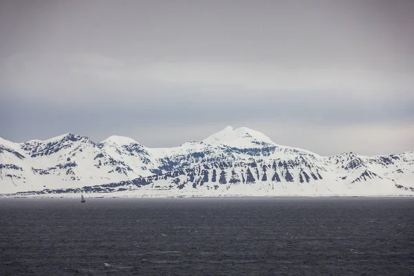 Norvegia settentrionale vicino Longyearbyen a Spitsbergen, Svalbard — Foto Stock