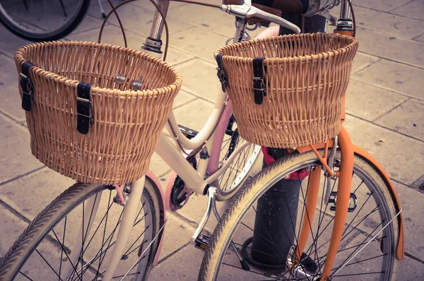 Klassieke vintage retro stad fiets in Palma de Mallorca, Spanje Spanje — Stockfoto