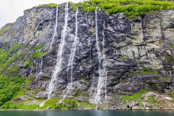 Wodospadów siedem sióstr w Geirangerfjord, Norwegia — Zdjęcie stockowe