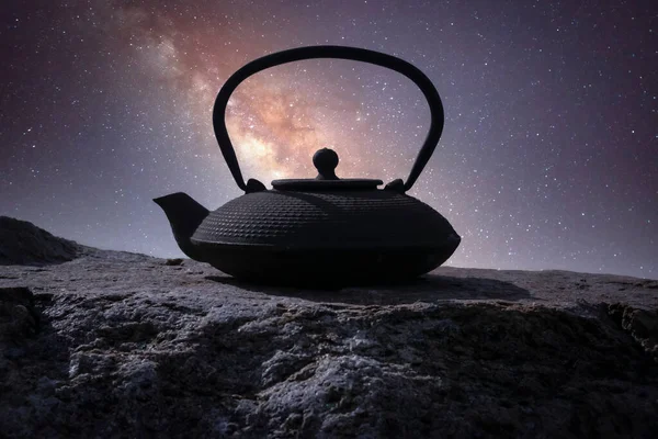 Чайник Заварювання Чаю Фоні Зоряного Неба Стокове Фото