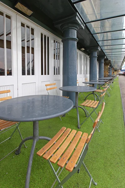 Cafe tafels buiten — Stockfoto