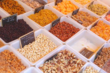 Ceviz ve kurutulmuş meyve.