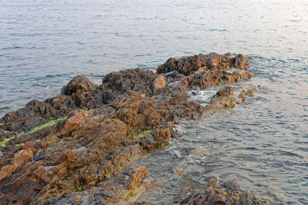 Pedras perto da costa — Fotografia de Stock