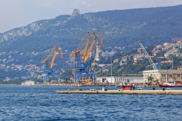 Trieste poort kranen — Stockfoto