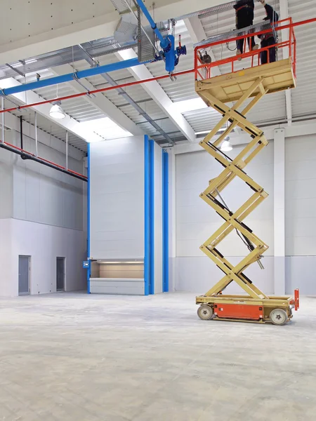 Scissors Lift in Empty Warehouse — Stock Photo, Image