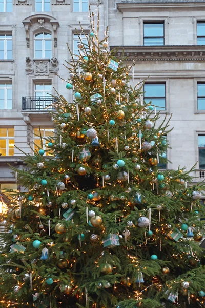 Gran árbol de Navidad — Foto de Stock