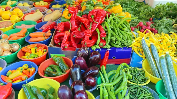 Zöldségek a műanyag tálak — Stock Fotó