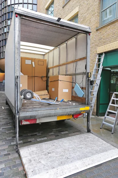 Verzending bestelwagen met laadbrug — Stockfoto