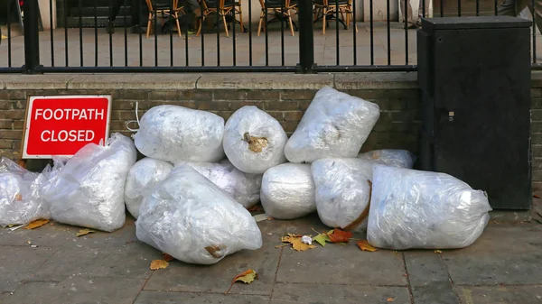 Bolsas de basura en la calle — Foto de Stock