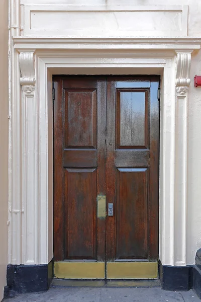 Brązowe drewniane drzwi — Zdjęcie stockowe