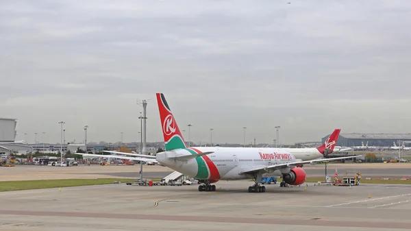 Kenya Airways Boeing Airplane at Heathrow — Stock fotografie