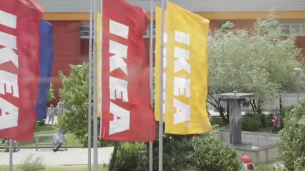 Bandeiras no Ikea Park — Vídeo de Stock