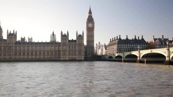 London-Westminster över Themsen — Stockvideo