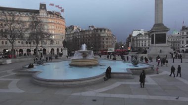 Londra'da Trafalgar Meydanı akşam