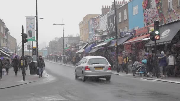 雪在伦敦卡姆登高街 — 图库视频影像