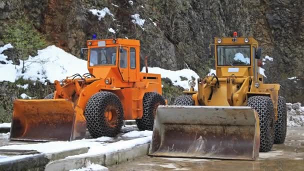 Sneeuw verhuizers met Zoom op emmer — Stockvideo