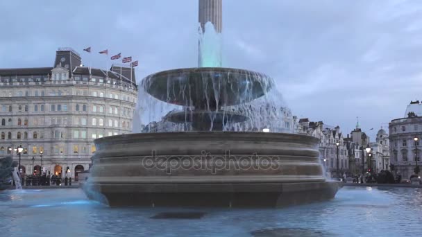 在伦敦特拉法加广场上的喷泉 — 图库视频影像