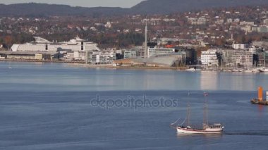 Yelkenli tekne ve Oslo arka planda