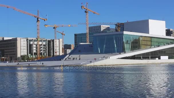 Opéra d'Oslo avec grues de construction — Video