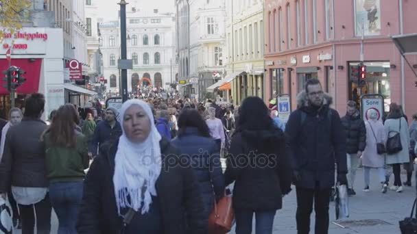 Pedestrians at Karl Johans Gate in Oslo — Stock Video