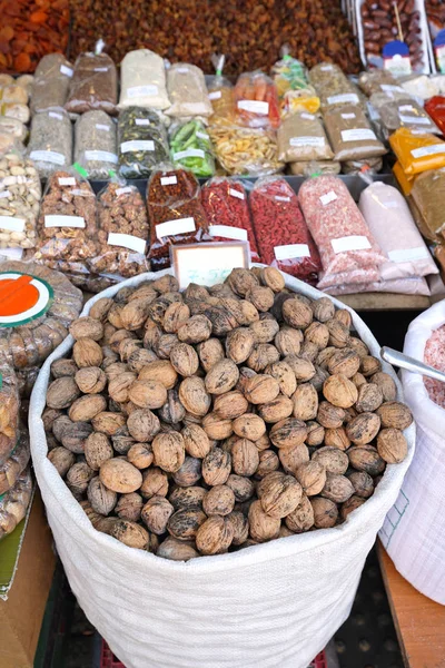 Vlašské ořechy v pytlích — Stock fotografie