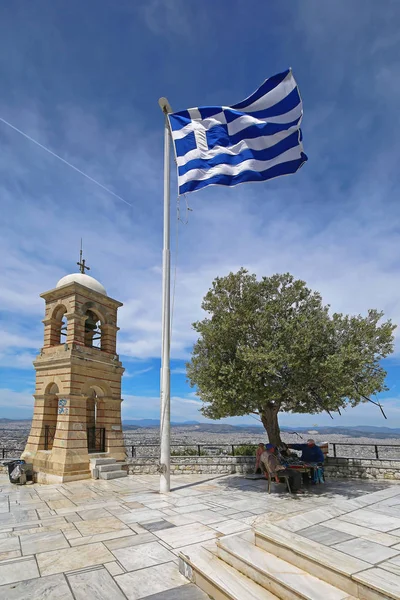 Δέντρο ελιάς σημαία της Ελλάδας και το καμπαναριό — Φωτογραφία Αρχείου