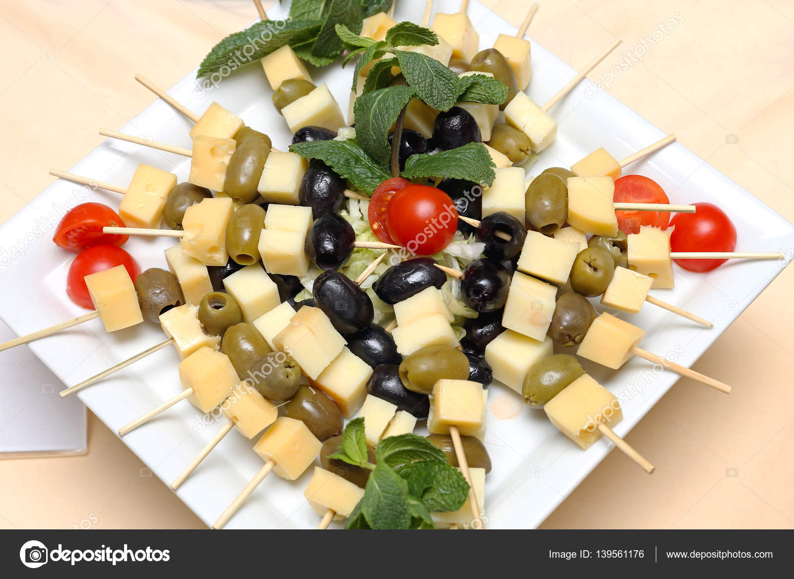 Brochettes de fruits frais sur des bâtons pour partie Photo Stock