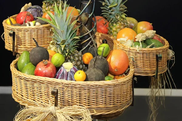 Frutas en cesta — Foto de Stock