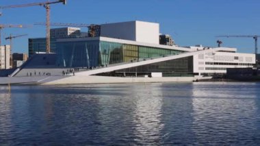 Oslo 'daki opera binası.
