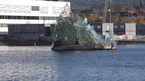 Zwevende glazen ijsberg Oslo — Stockvideo