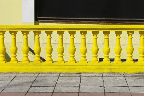 Balaustrada de concreto amarelo — Fotografia de Stock