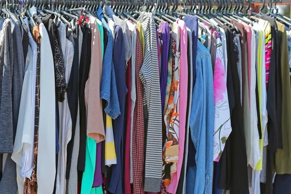 Tweedehands kleding — Stockfoto