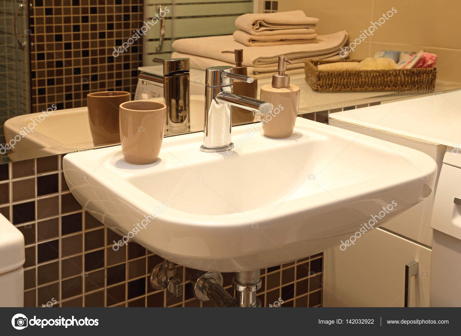 moderne badkamer wastafel — Stockfoto © Baloncici #142032922 moderne badkamer wastafel — Stockfoto © Baloncici #142032922