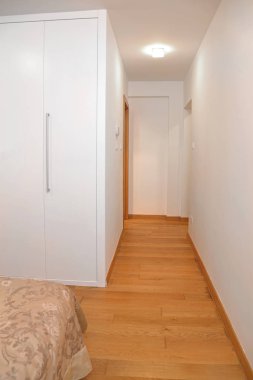 uzun dar koridorlargo y estrecho corredor