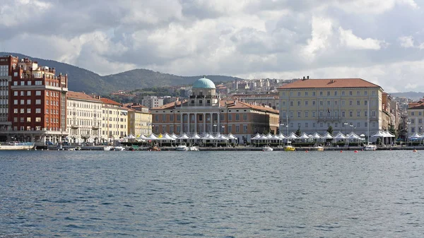 Paisaje urbano de paseo marítimo de Trieste —  Fotos de Stock