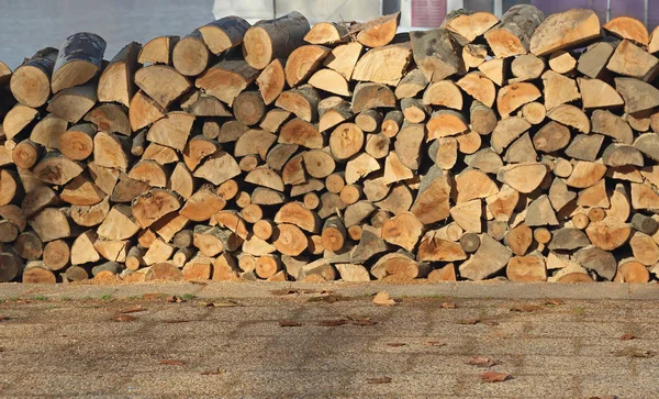 Großer Stapel Brennholz — Stockfoto