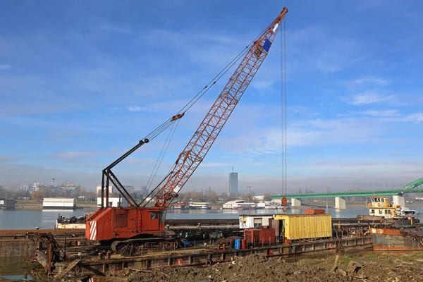 Kraan in Barge — Stockfoto