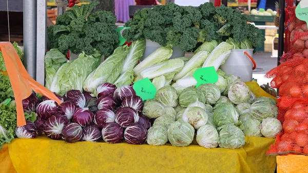 Bancarella mercato con verdure — Foto Stock