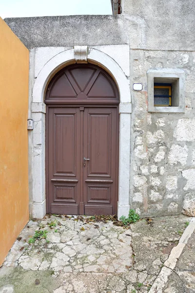 Brown Arch Door — Stockfoto