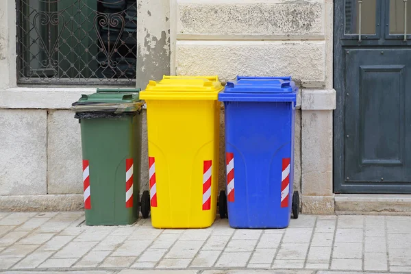 Mülltonnen recyceln — Stockfoto