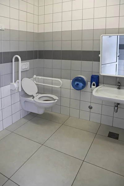 WC pro tělesně postižené — Stock fotografie