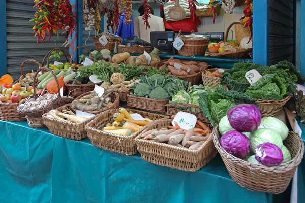 Hortalizas en cestas en el mercado — Foto de Stock