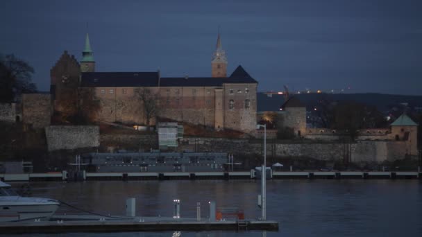 阿克斯胡斯城堡奥斯陆在晚上 — 图库视频影像