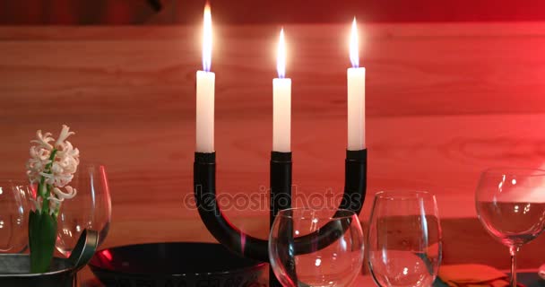 Tres velas en el candelabro por la noche — Vídeo de stock
