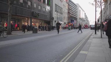 Londra'da sokak süpürme aracı